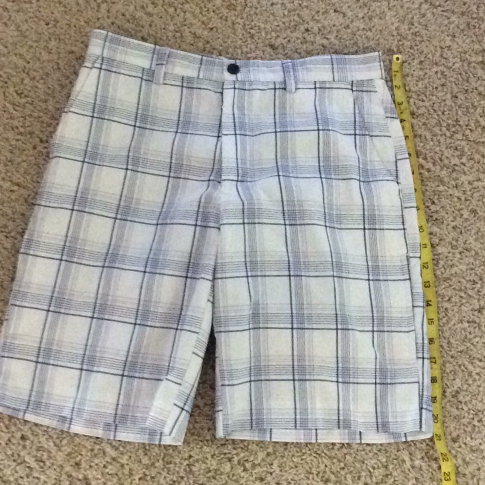 New without tags Izod golf shorts.
